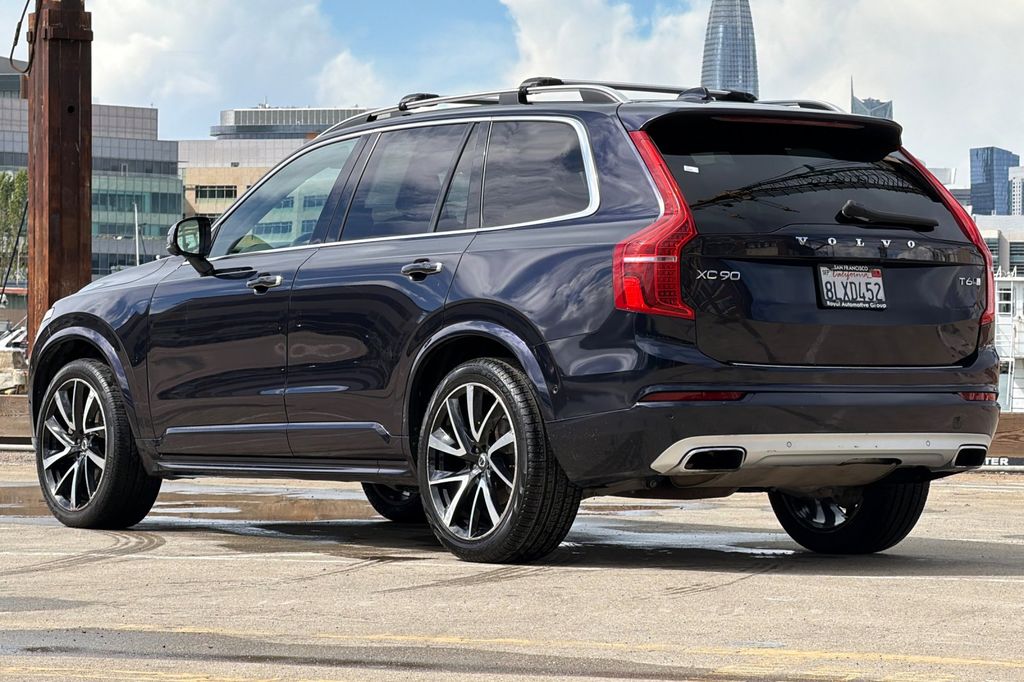 2019 Volvo XC90 T6 Momentum photo 5