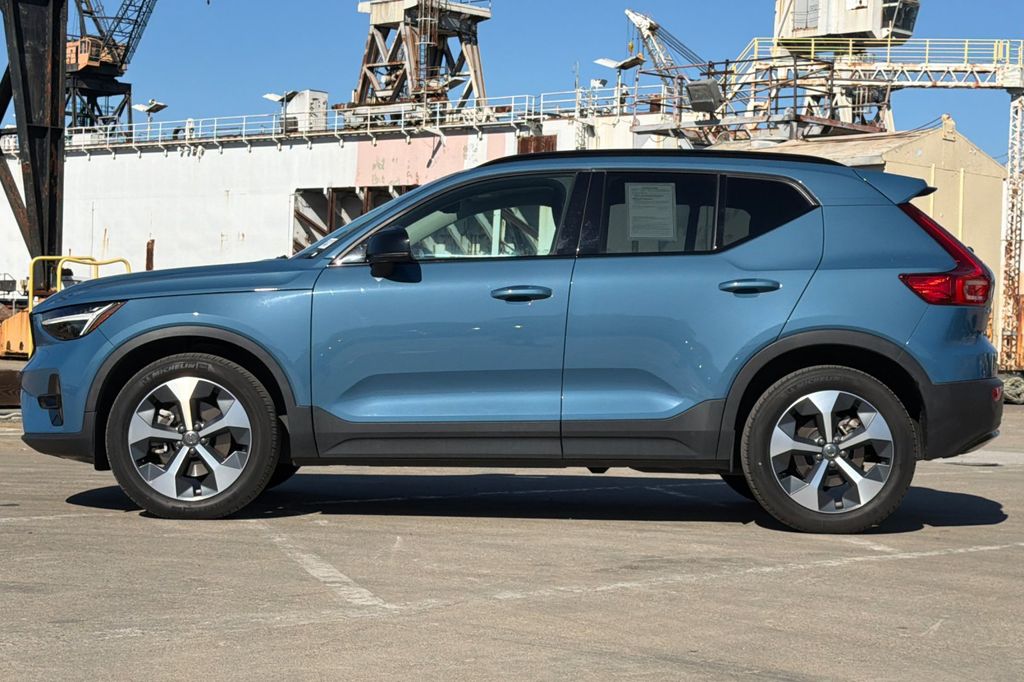 2023 Volvo XC40 B5 AWD Plus Dark photo 6