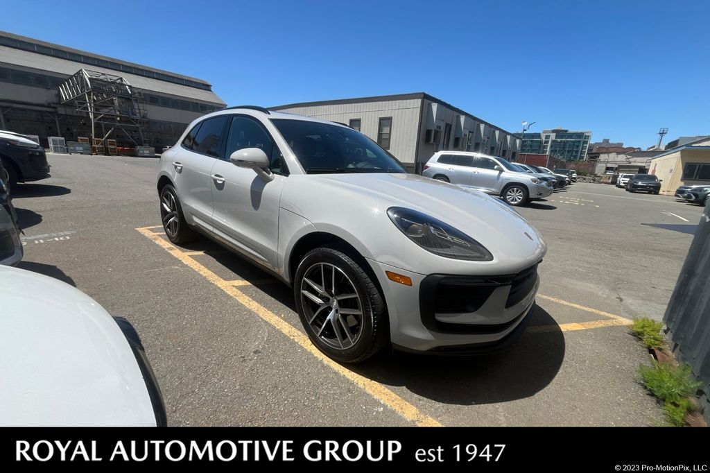 2025 Porsche Macan -'s photo