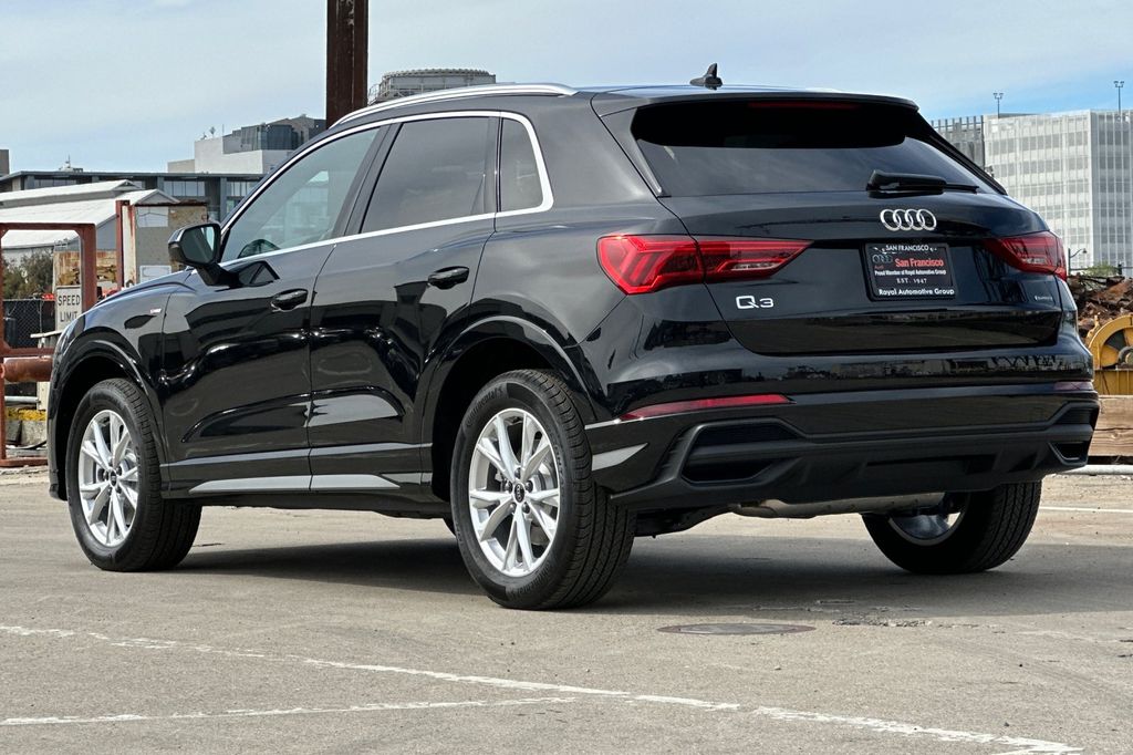 2025 Audi Q3 45 S line Premium photo 5