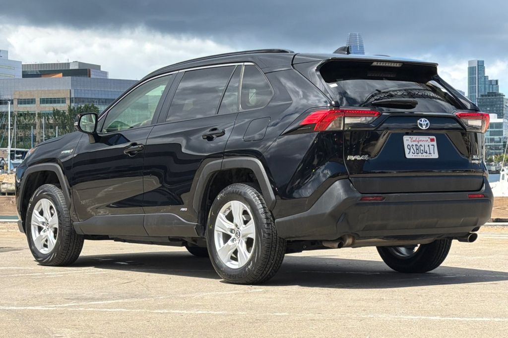2019 Toyota RAV4 Hybrid XLE photo 5