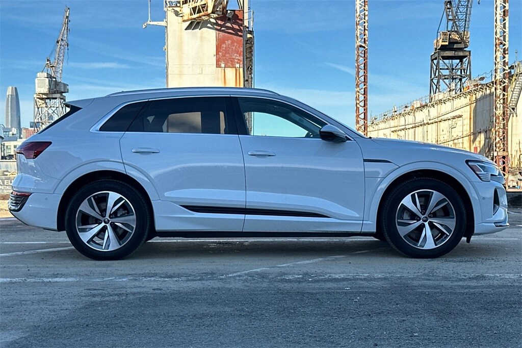 2024 Audi Q8 E-tron Premium Plus photo 3