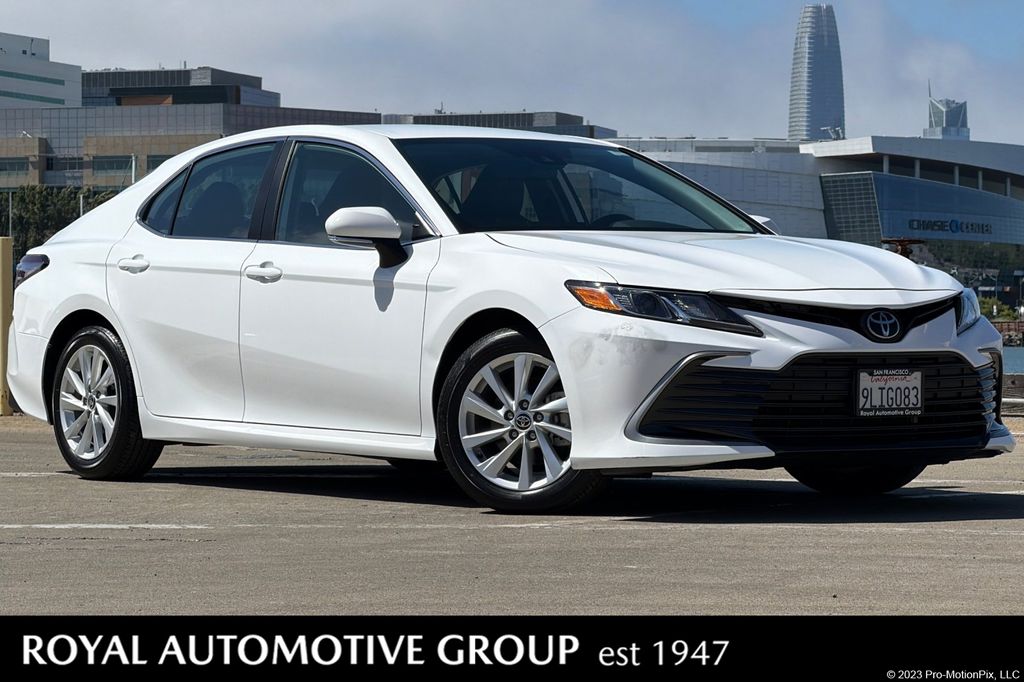 2024 Toyota Camry LE's photo