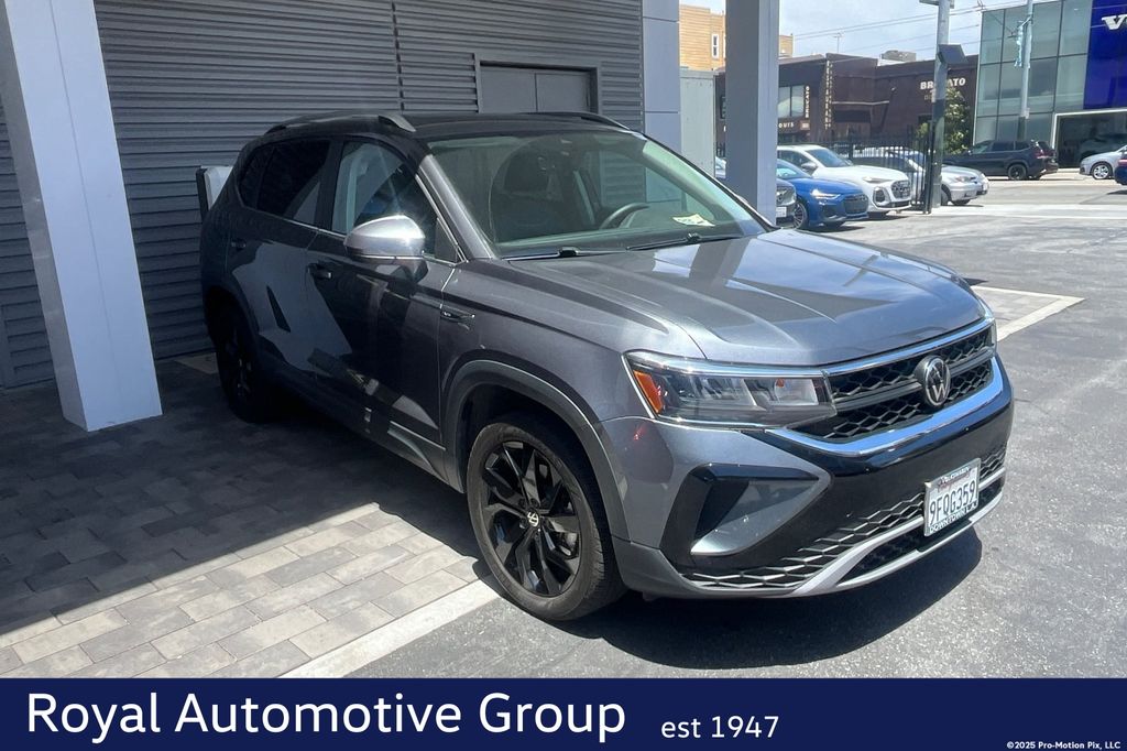 2023 Volkswagen Taos 1.5T SE's photo