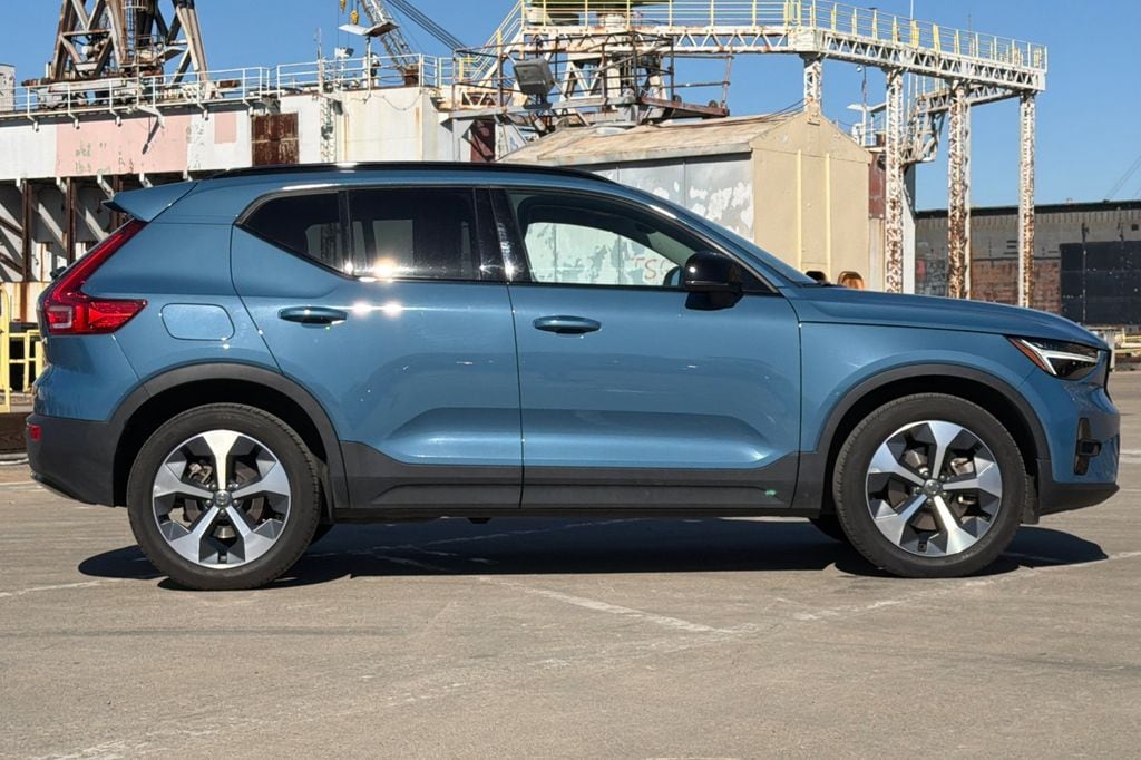 2023 Volvo XC40 B5 AWD Plus Dark photo 2