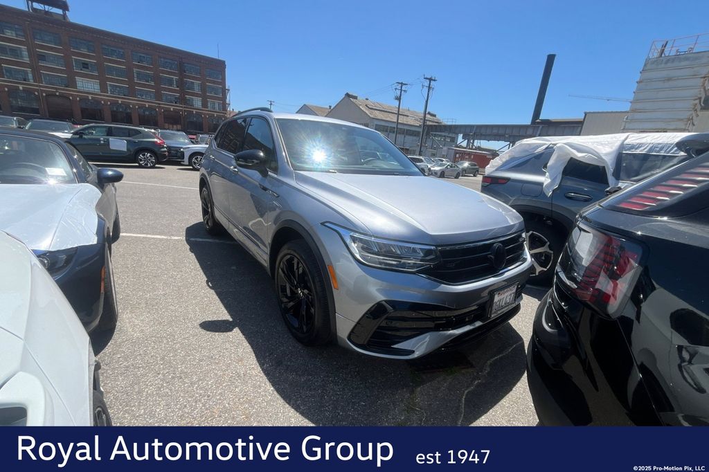 2023 Volkswagen Tiguan 2.0T SE R-Line Black's photo