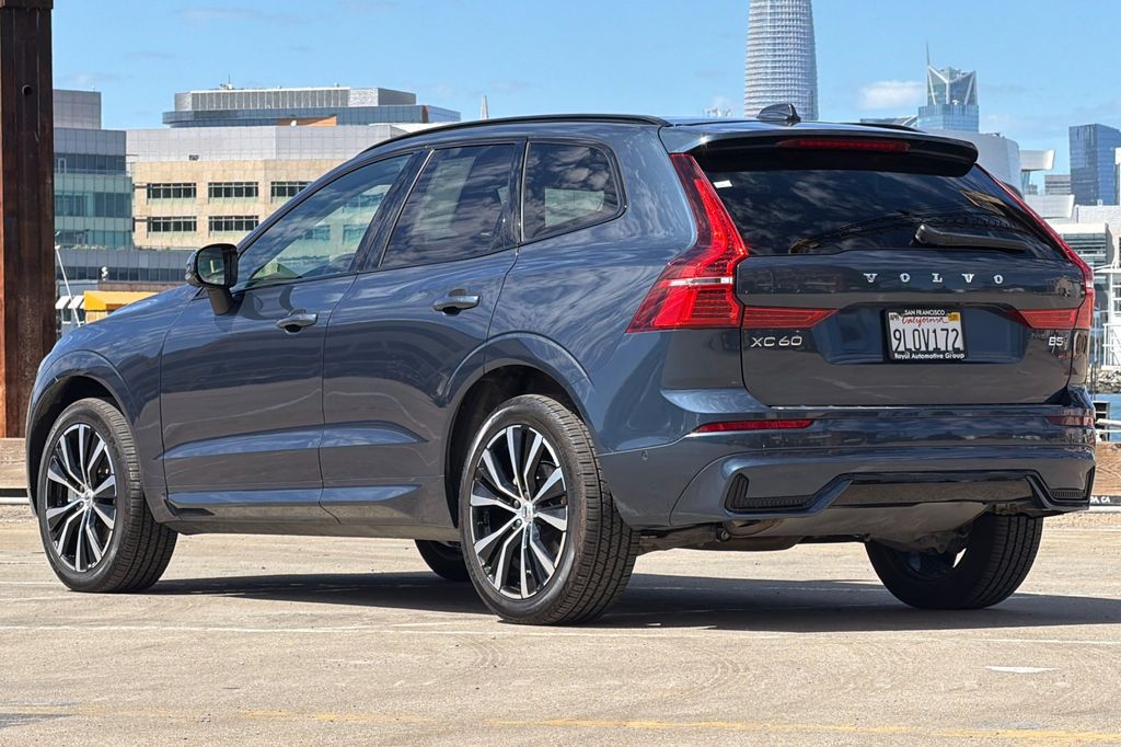 2024 Volvo XC60 B5 Plus Dark photo 5