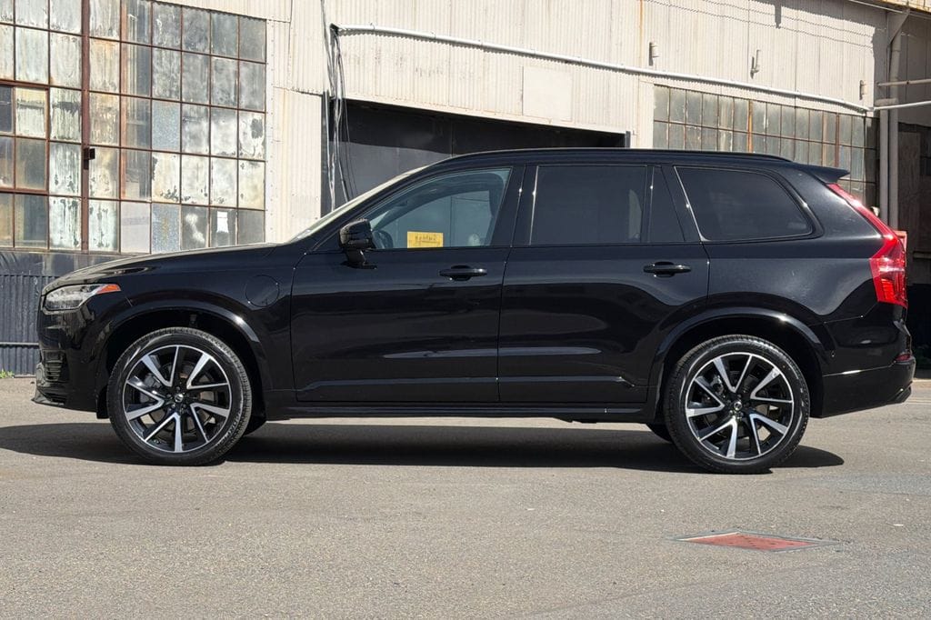 2023 Volvo XC90 Recharge Plug-In Hybrid Plus Dark 7-Seater photo 6