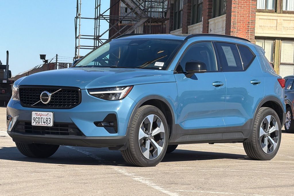 2023 Volvo XC40 B5 AWD Plus Dark photo 3