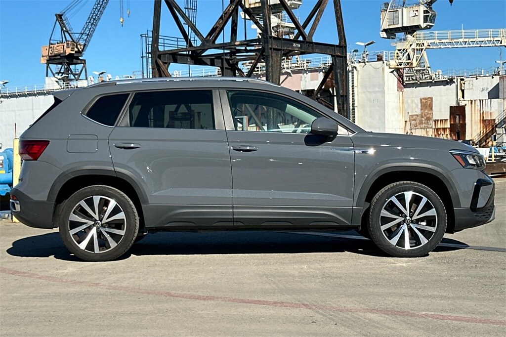 2023 Volkswagen Taos SE photo 3