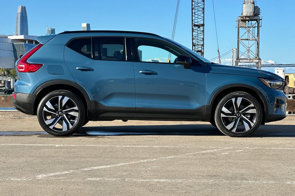 2023 Volvo XC40 B5 AWD Plus Dark photo 2