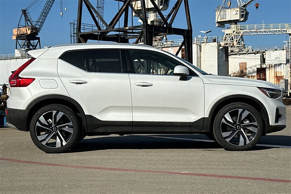 2025 Volvo XC40 photo 3