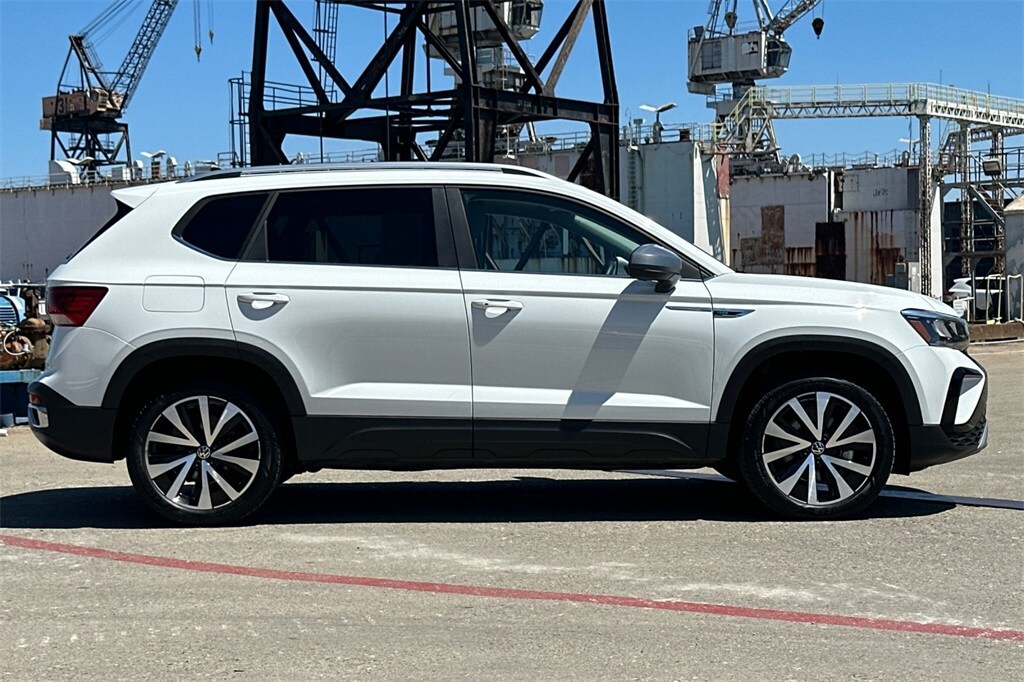 2023 Volkswagen Taos SE photo 3