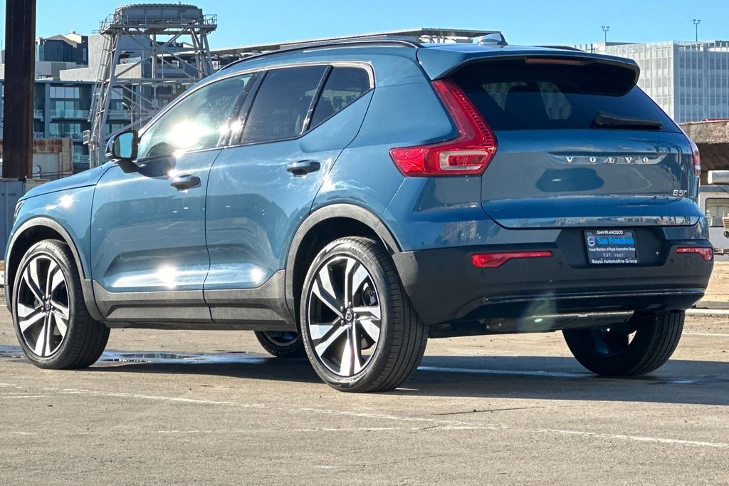 2023 Volvo XC40 B5 AWD Plus Dark photo 5