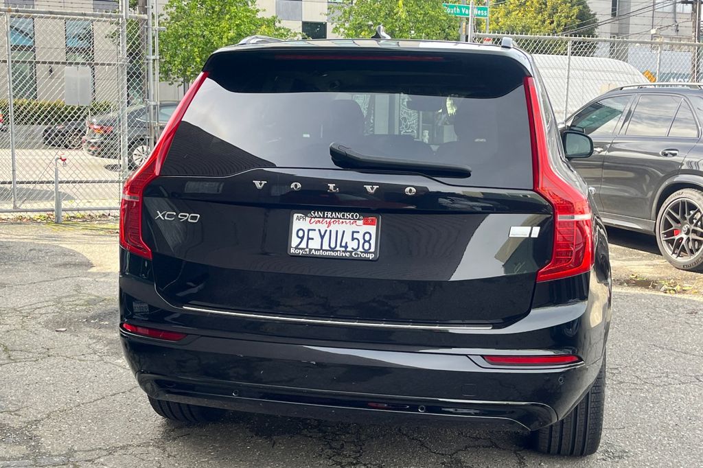 2023 Volvo XC90 Recharge Plug-In Hybrid Plus Dark 7-Seater photo 4