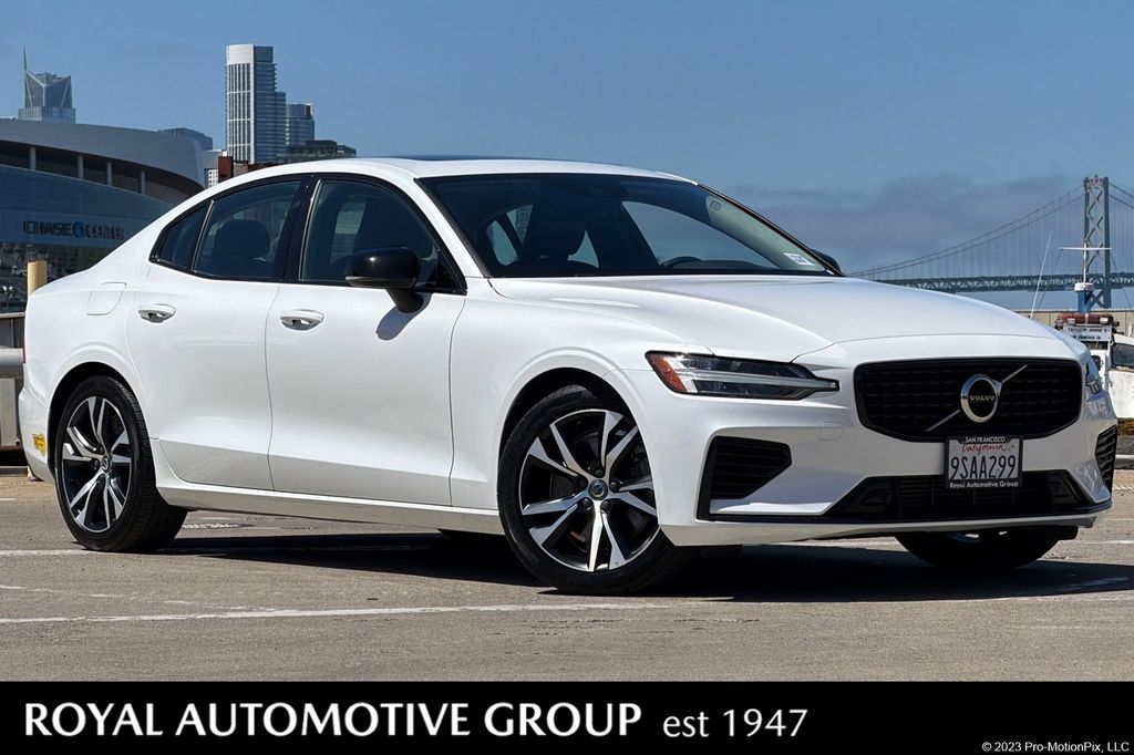 2022 Volvo S60 Recharge Plug-In Hybrid eAWD R Design Expression