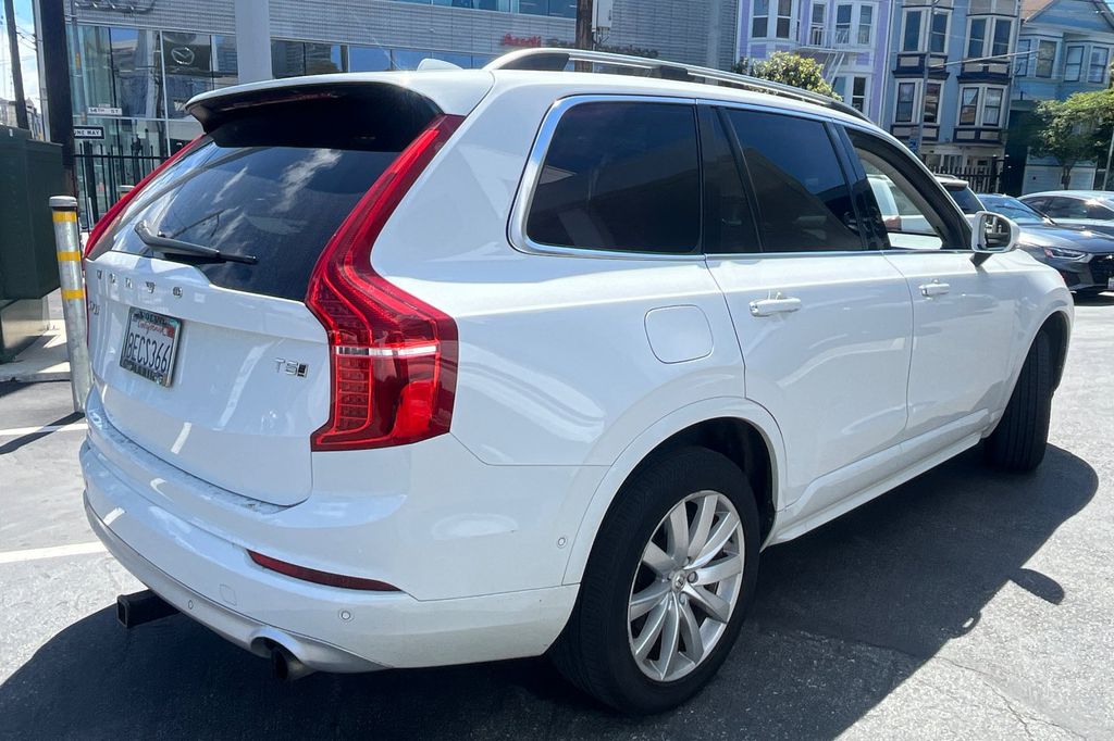 2018 Volvo XC90 T5 AWD Momentum photo 4