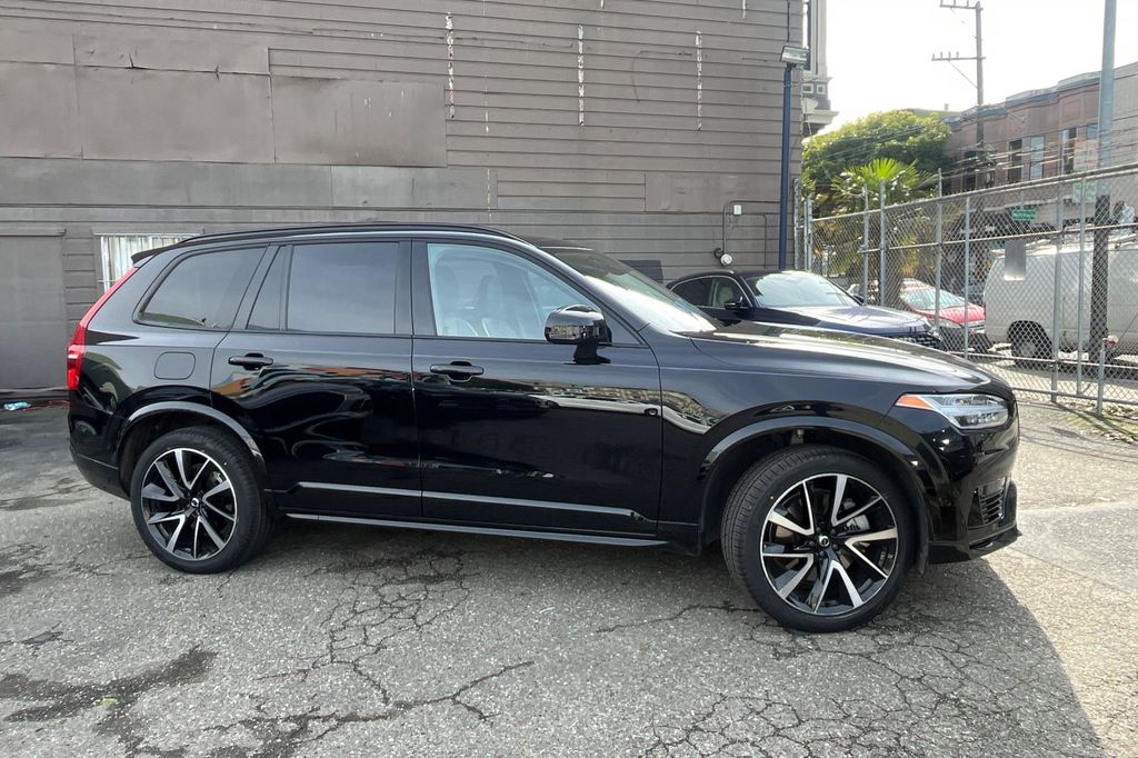2023 Volvo XC90 Recharge Plug-In Hybrid Plus Dark 7-Seater photo 2