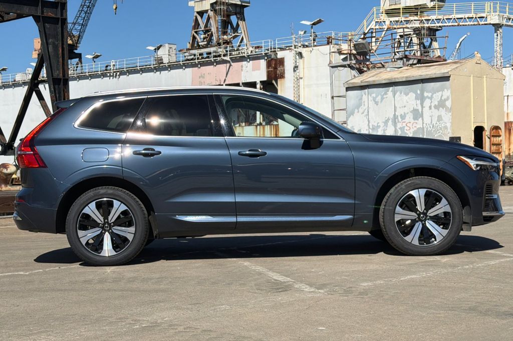 2023 Volvo XC60 Recharge Plug-In Hybrid Core Bright photo 2