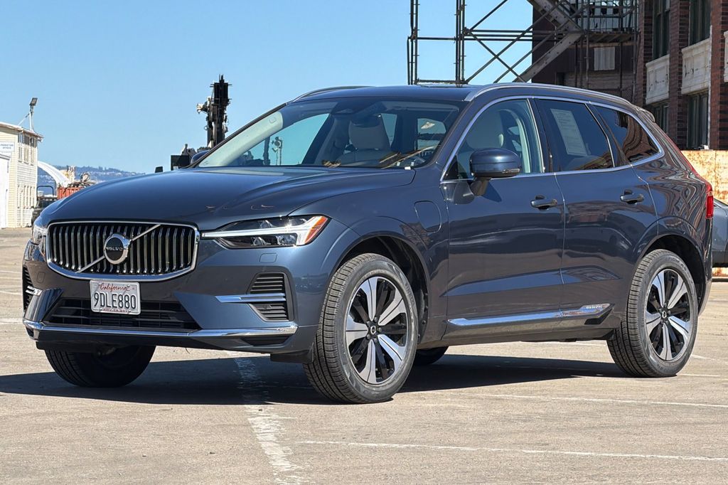 2023 Volvo XC60 Recharge Plug-In Hybrid Core Bright photo 3