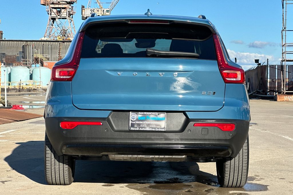 2023 Volvo XC40 B5 AWD Plus Dark photo 4