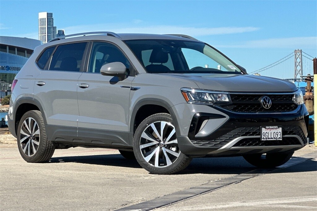 2023 Volkswagen Taos SE photo 2