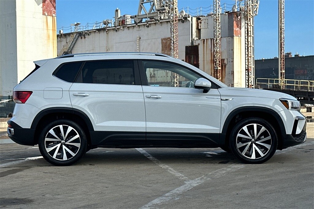 2023 Volkswagen Taos SE photo 3