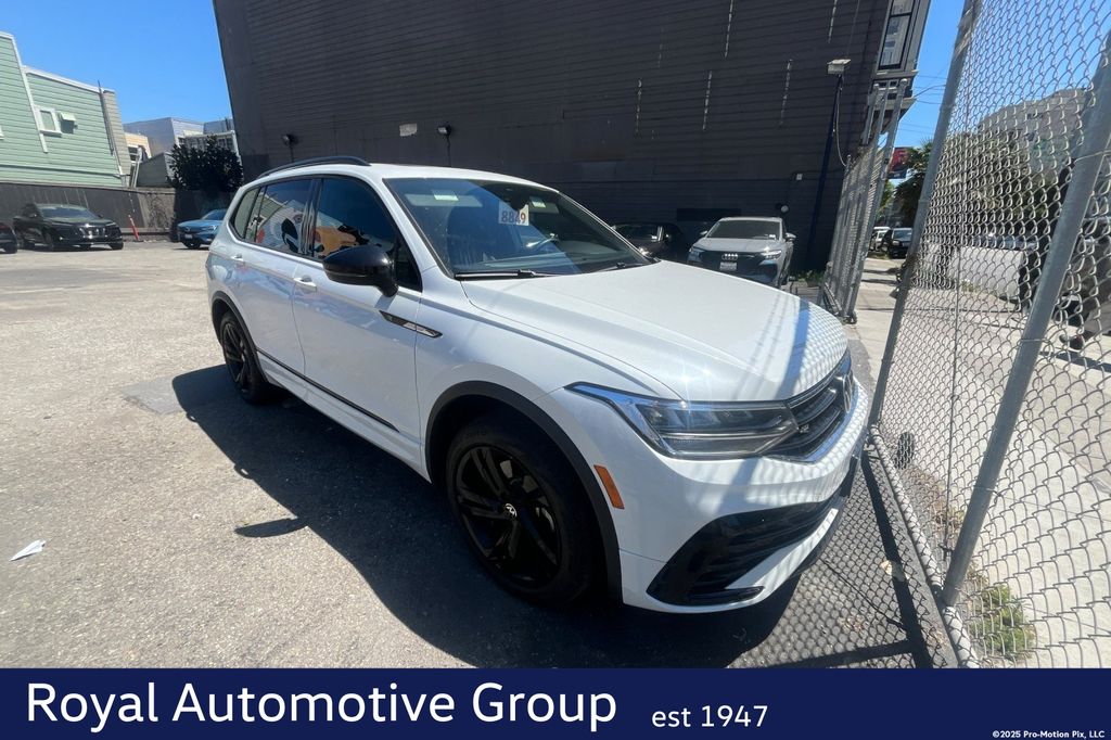 2024 Volkswagen Tiguan 2.0T SE R-Line Black 4Motion's photo