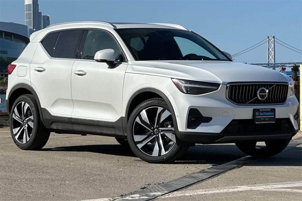 2025 Volvo XC40 photo 2