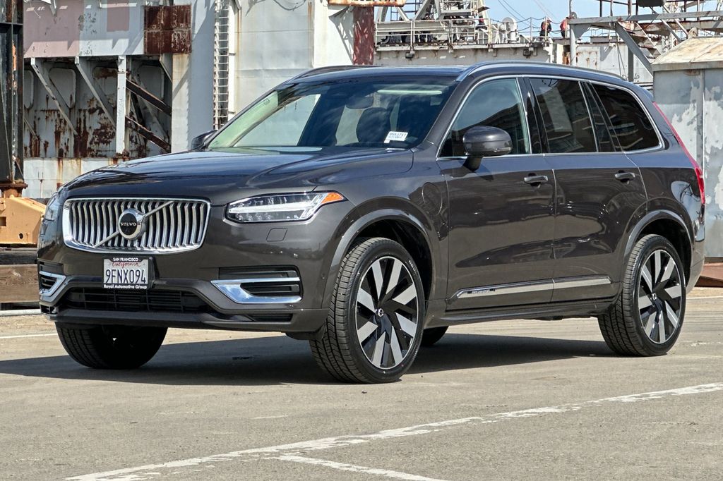 2023 Volvo XC90 Recharge Plug-In Hybrid Ultimate 6-Seater photo 3