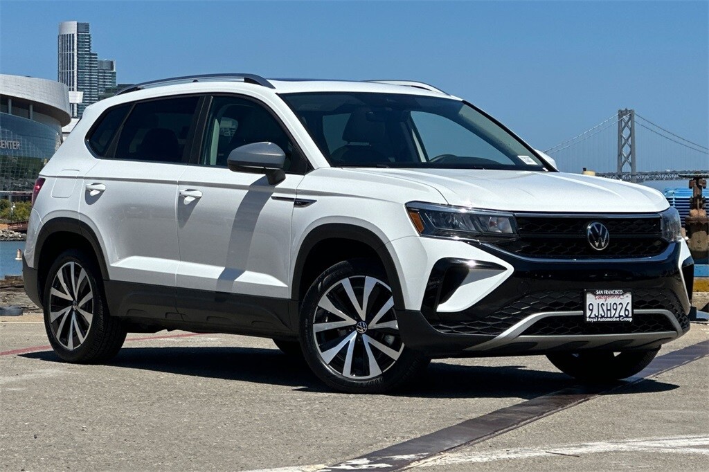 2023 Volkswagen Taos SE photo 2