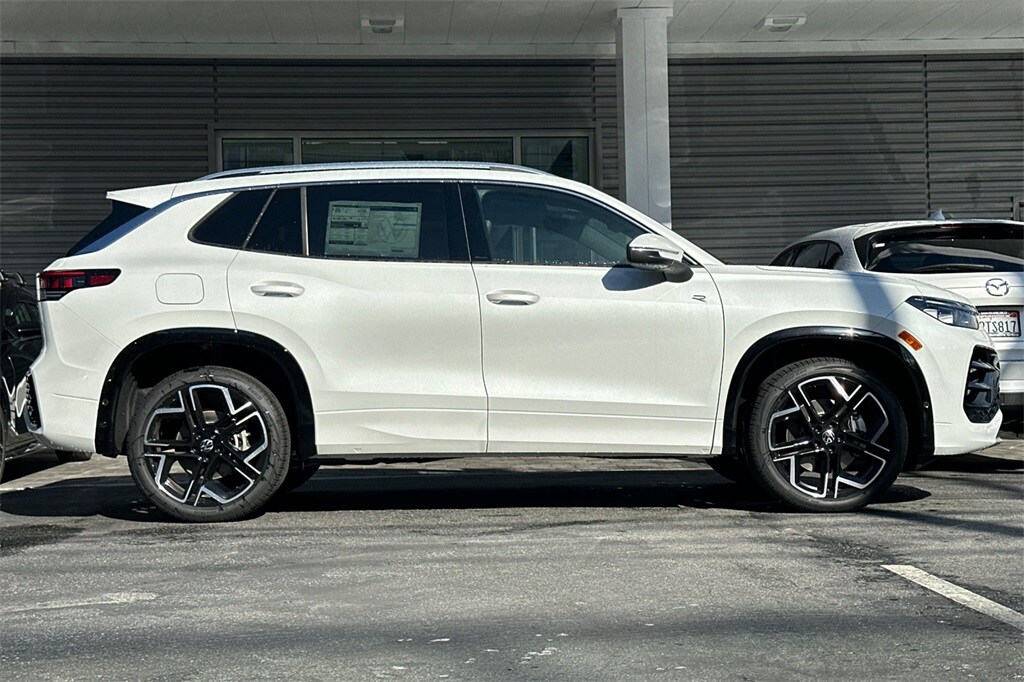 2026 Volkswagen Tiguan SEL R-Line photo 3