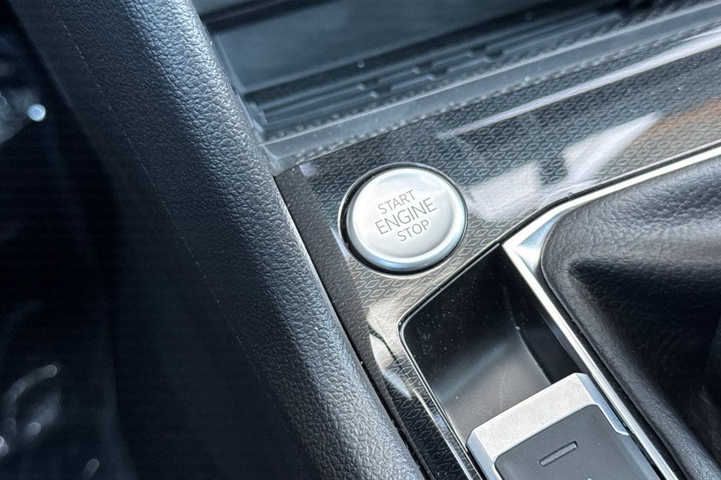 2025 Volkswagen Taos SEL - Photo 19