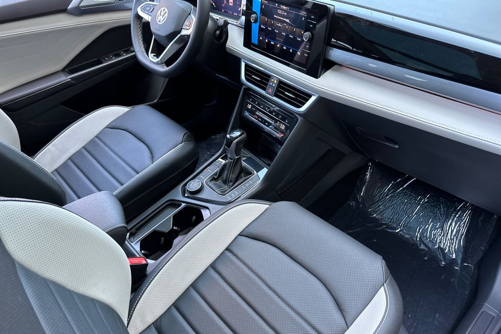 2025 Volkswagen Taos SEL - Photo 13