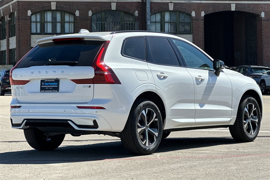 2026 Volvo XC60 B5 Core photo 4