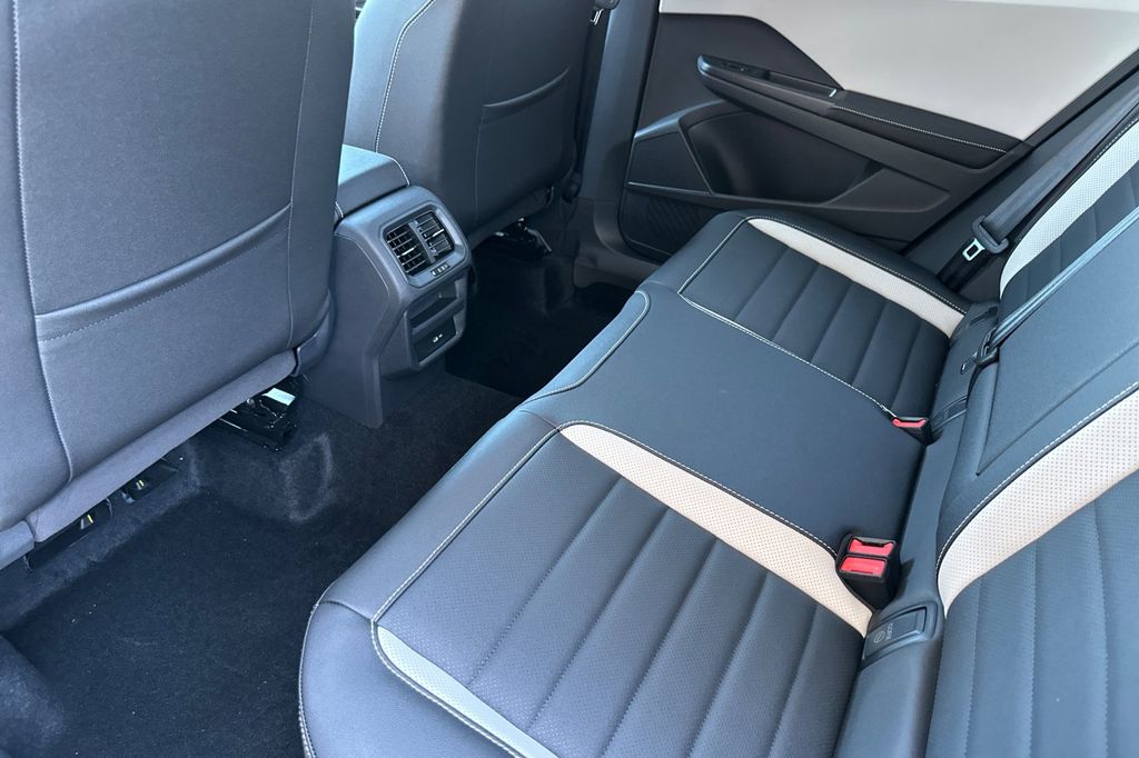 2025 Volkswagen Taos SEL - Photo 9