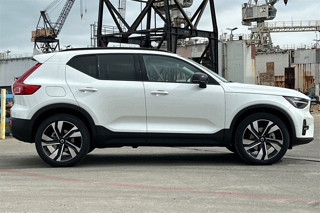 2026 Volvo XC40 photo 2