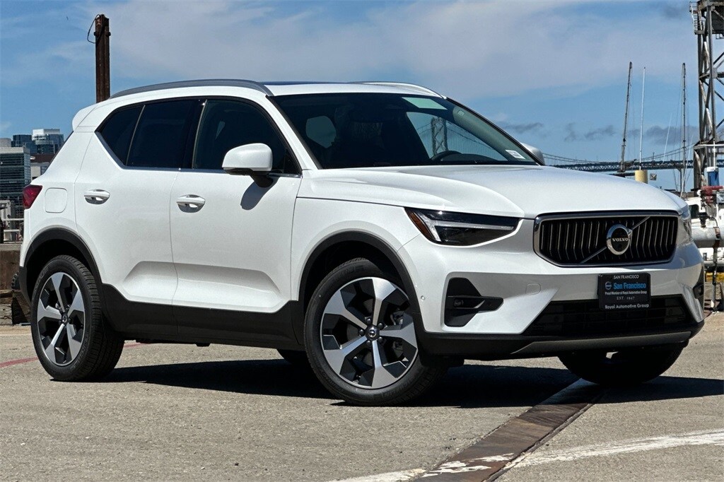 2025 Volvo XC40 Plus photo 2
