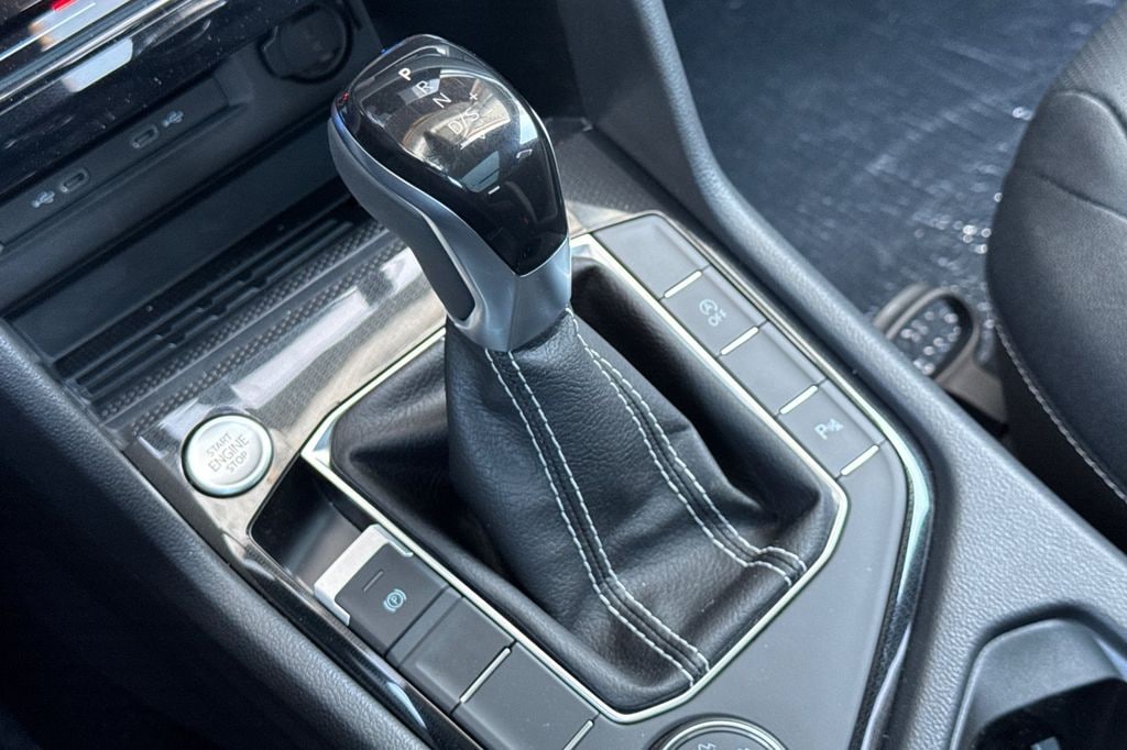 2025 Volkswagen Taos SEL - Photo 18