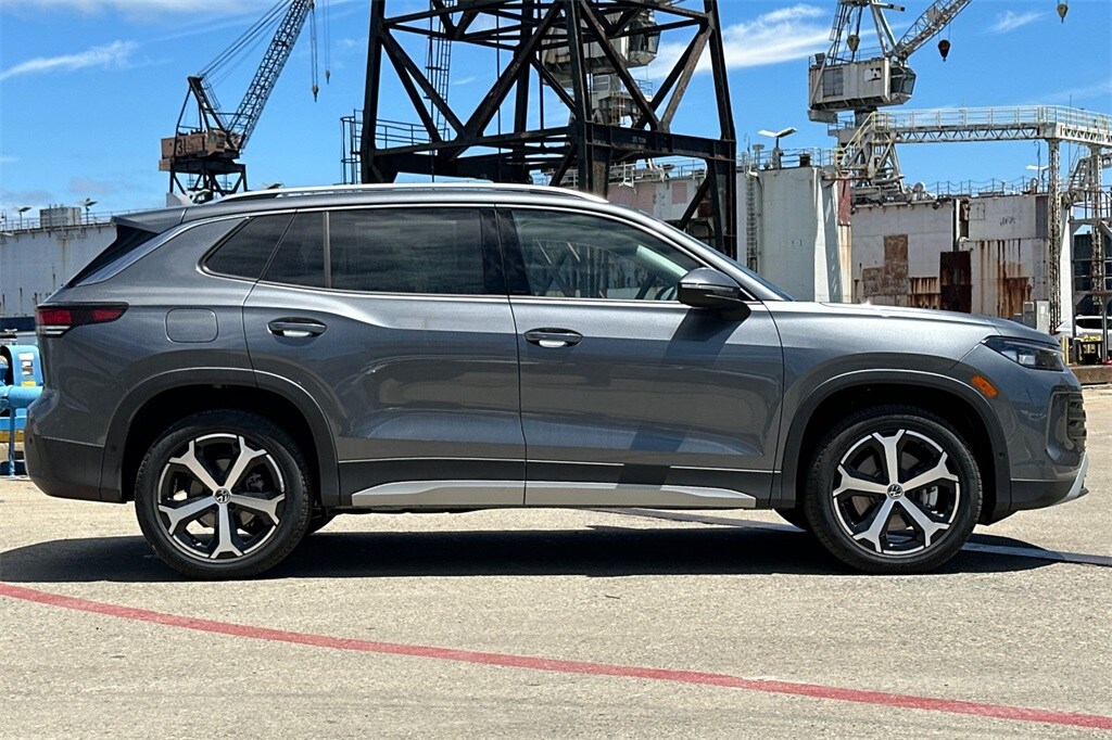 2025 Volkswagen Tiguan SE photo 3