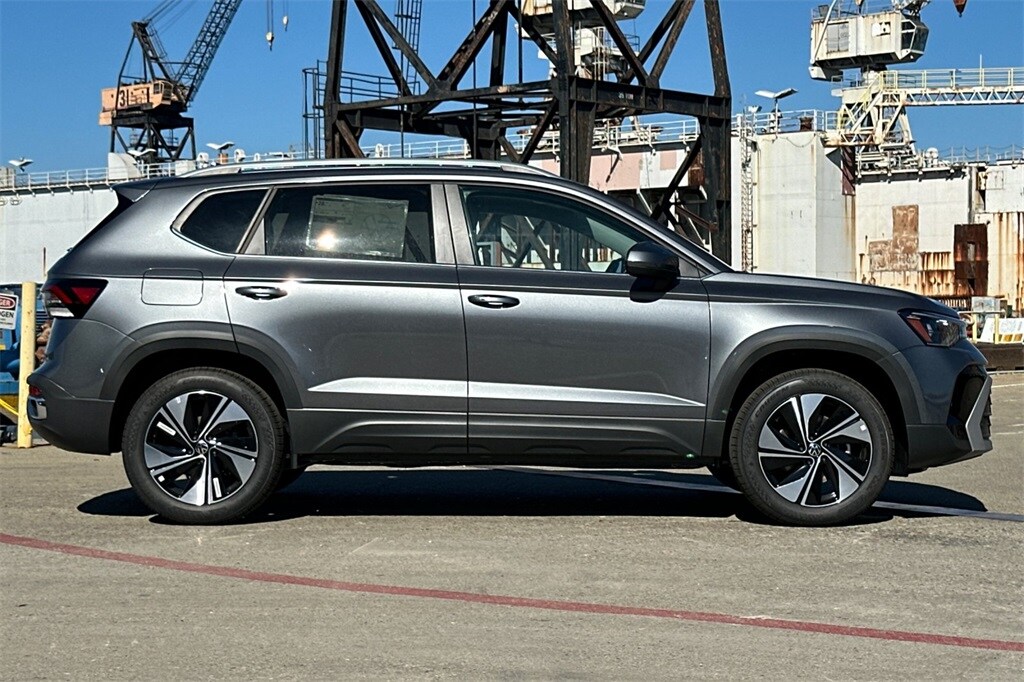 2025 Volkswagen Taos SE photo 3