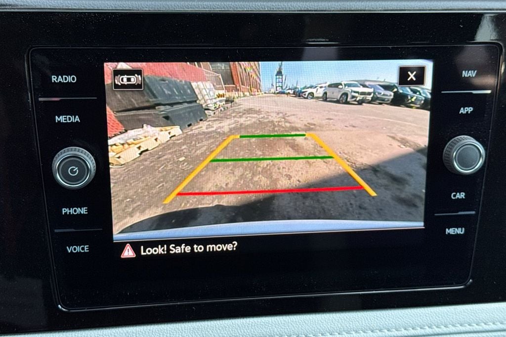 2025 Volkswagen Taos SEL - Photo 16