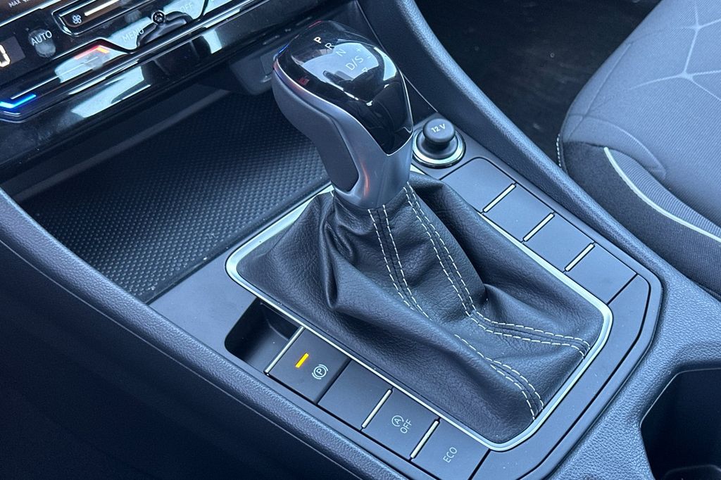 2025 Volkswagen Jetta Sport - Photo 17