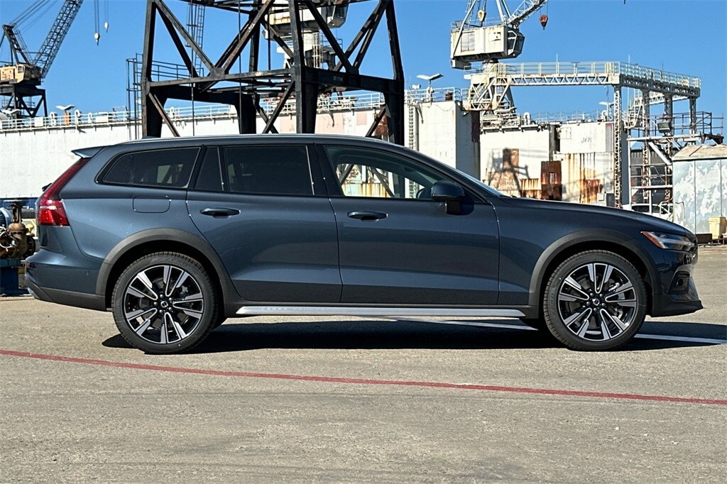 2025 Volvo V60 Cross Country B5 photo 2