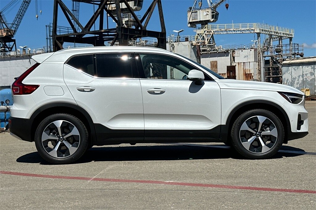 2025 Volvo XC40 Plus photo 3