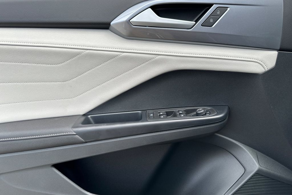 2025 Volkswagen Taos SEL - Photo 8