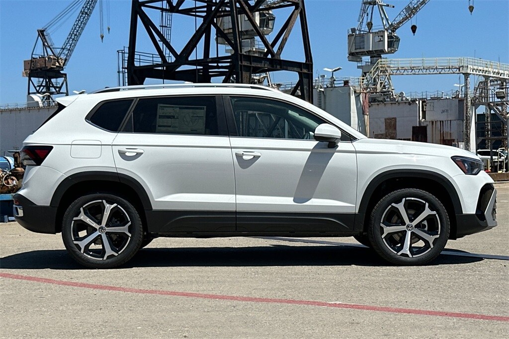 2025 Volkswagen Taos SEL photo 3