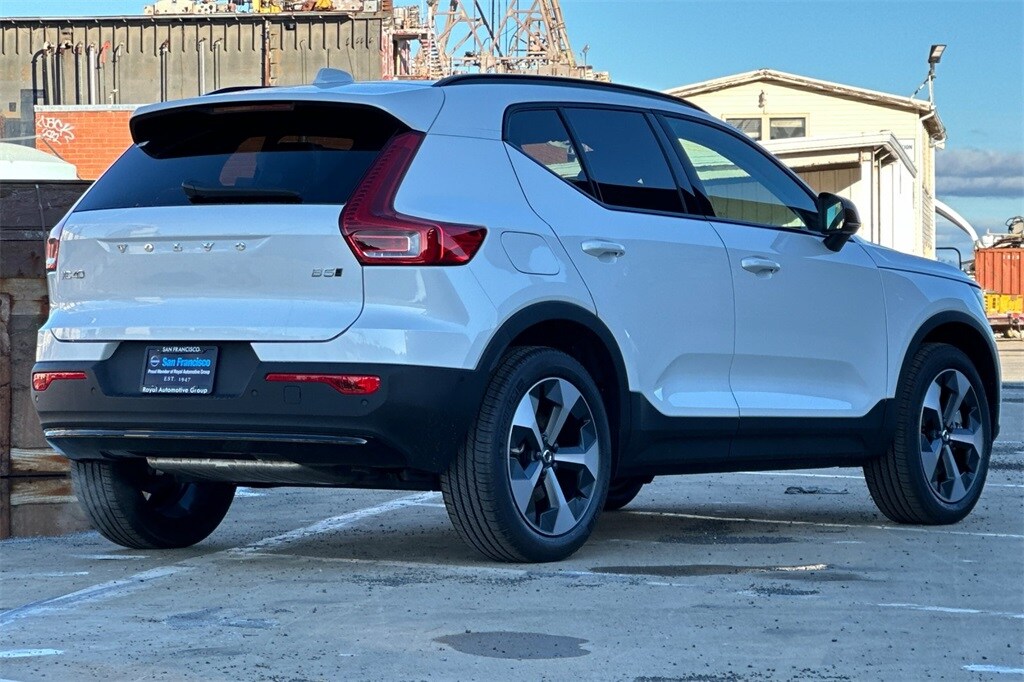 2026 Volvo XC40 Plus photo 2