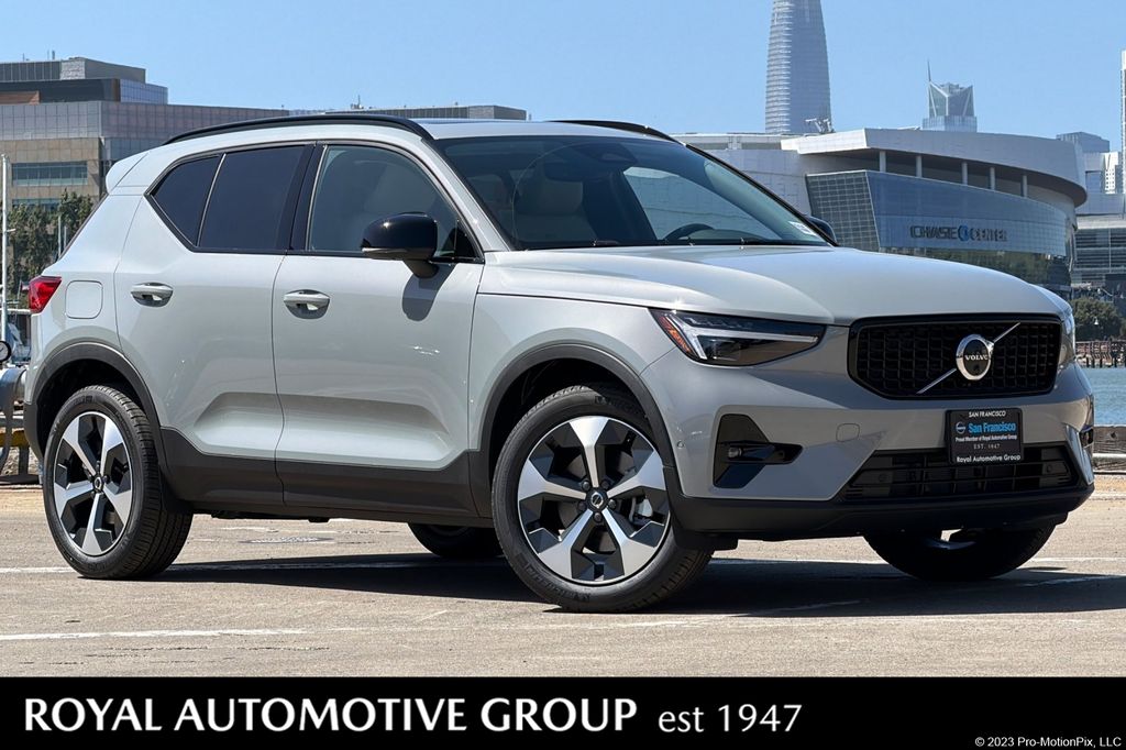 2026 Volvo XC40 B5 Plus Dark AWD's photo