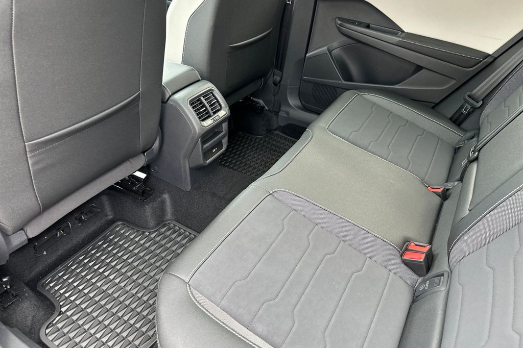 2025 Volkswagen Taos SE - Photo 9
